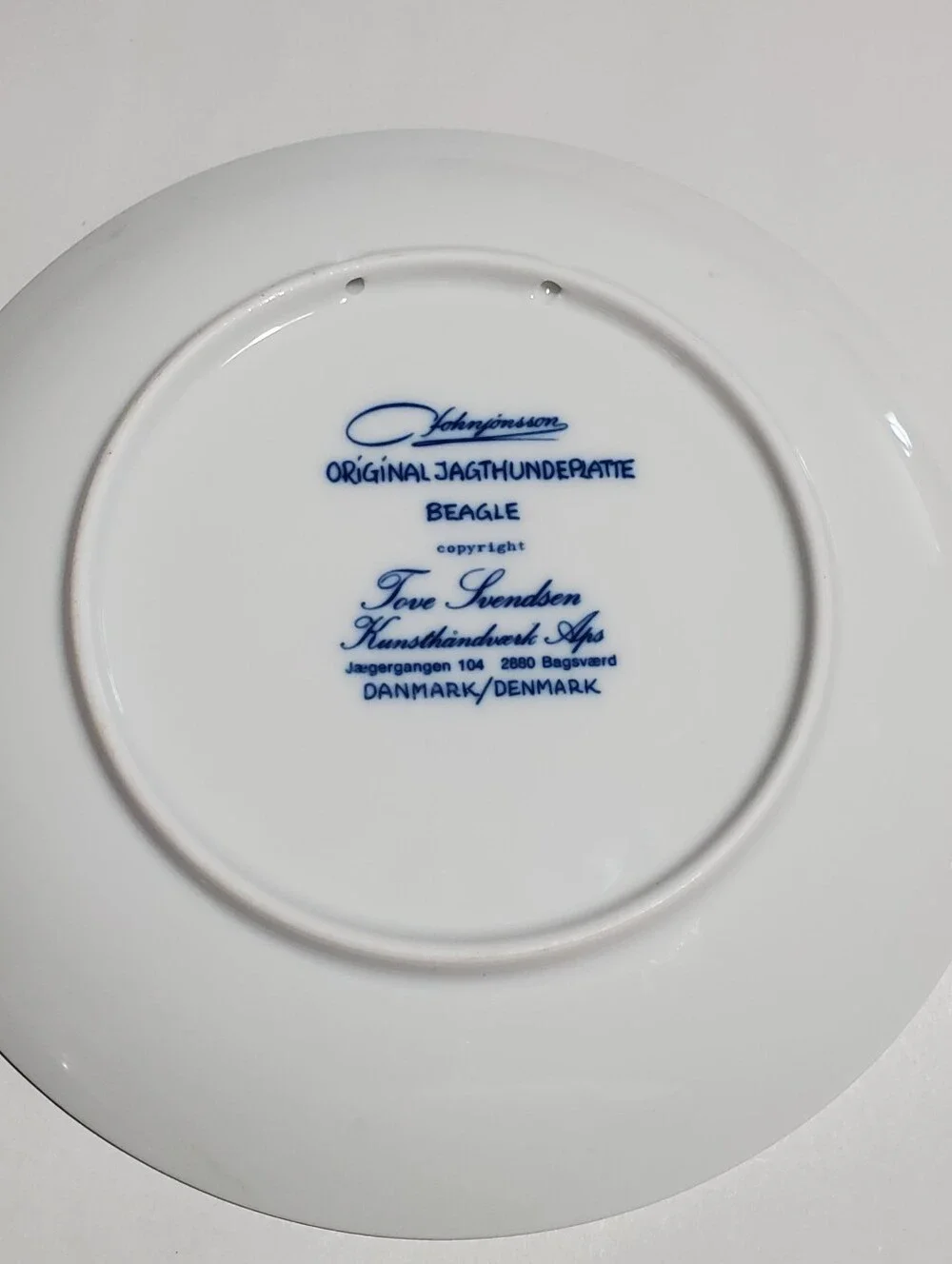 VINTAGE COLLECTORS PLATE. DENMARK. TOVE SVENDSEN BEAGLE. PORCELIAN PLATE